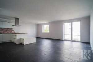 ...lichtdurchflutetem Wohn- und Esszimmer