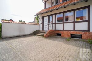 Eine eigene Eingangstür führ in die Wohnung