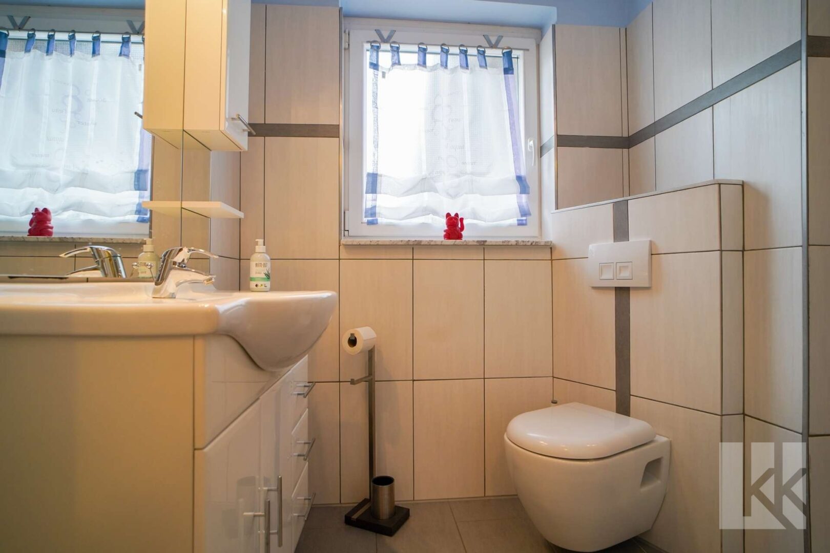 Ein Badezimmer mit Frischluft und...