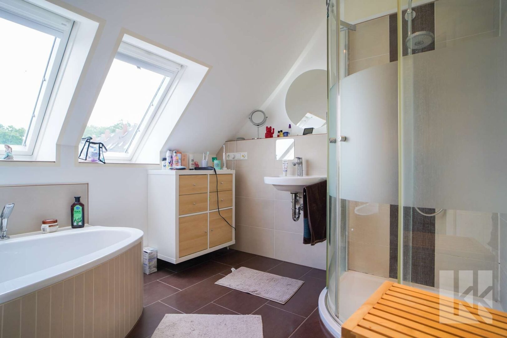 Ein zweites Badezimmer mit Dusche, ...
