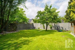 ...der große, gepflegte Garten