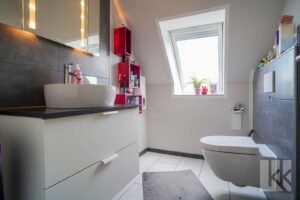 Separates WC neben dem Badezimmer