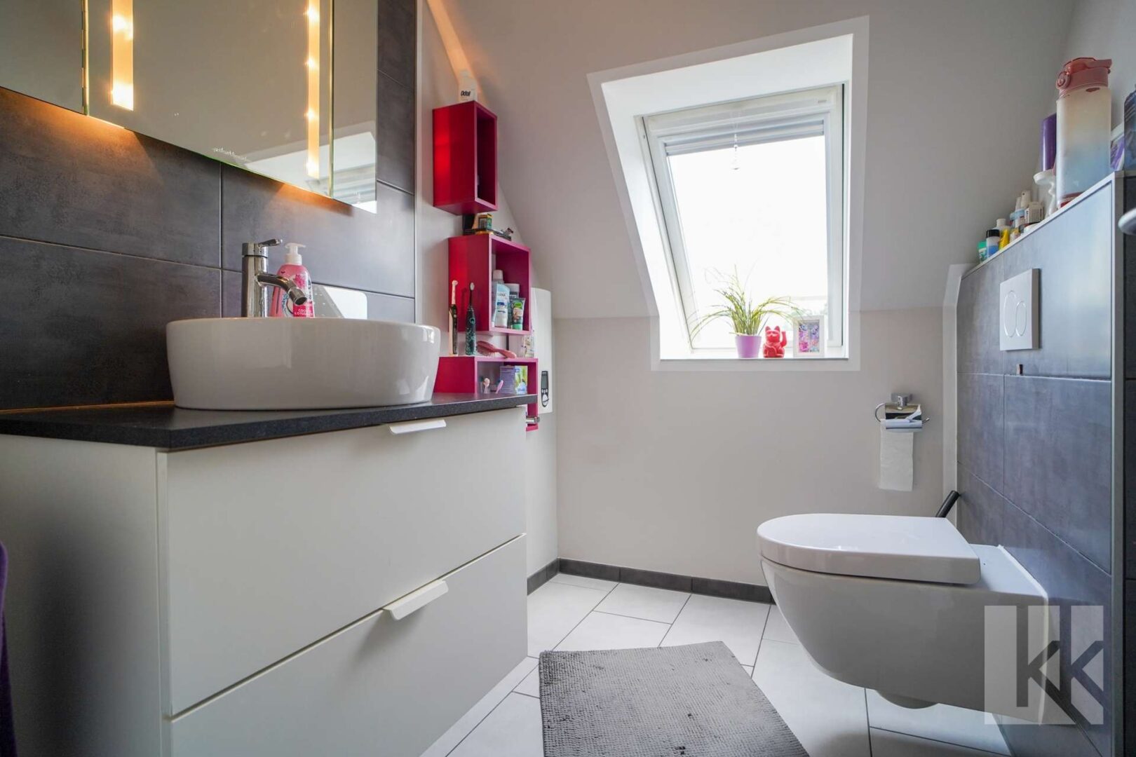 Separates WC neben dem Badezimmer