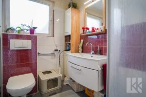 Badezimmer mit Frischluft, Dusche und...