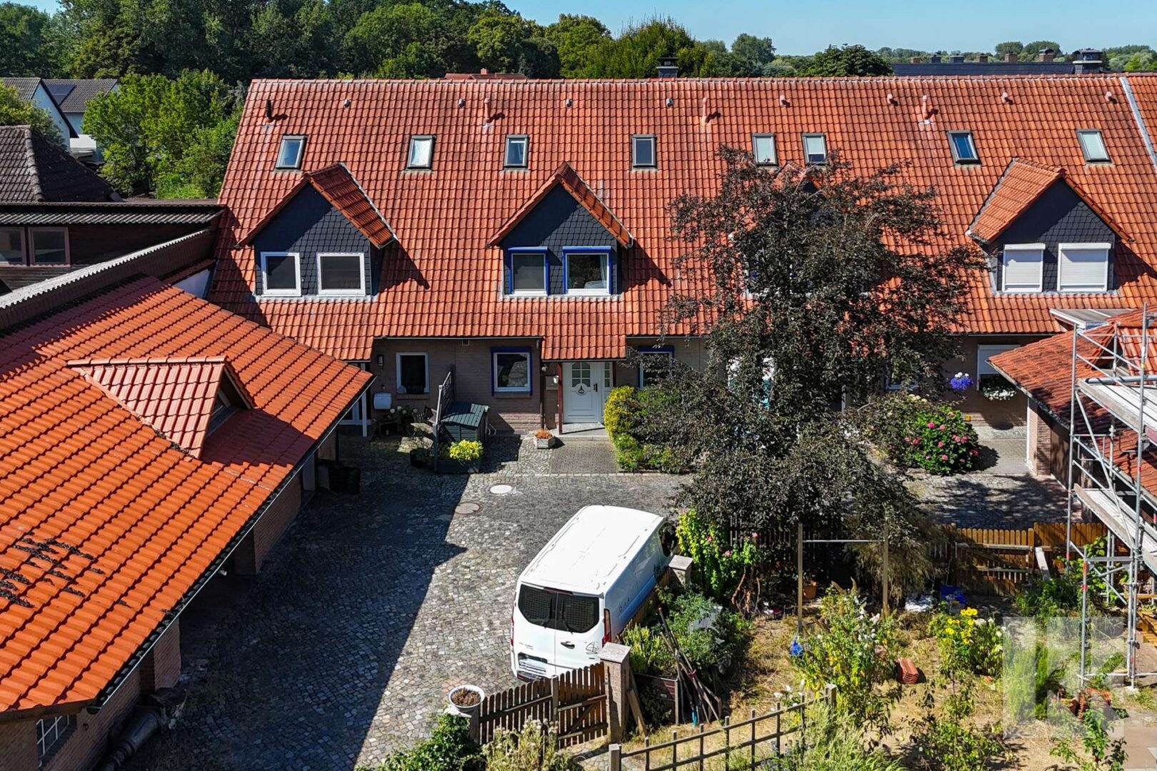 Die Liegenschaft von vorne und...