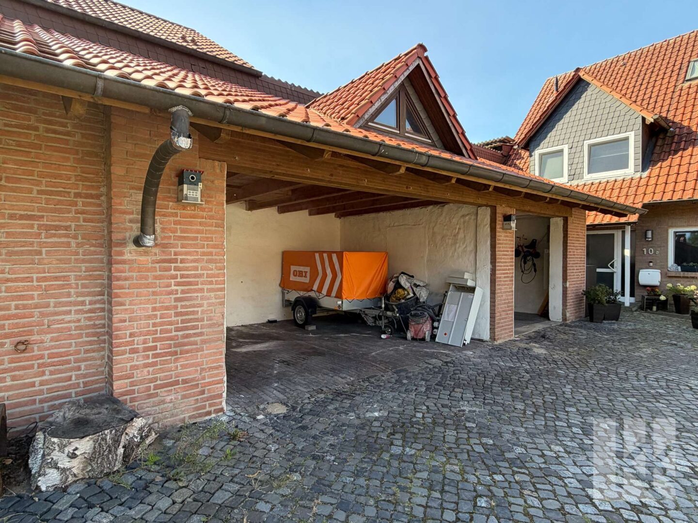 Ein privater Stellplatz unter dem Carport