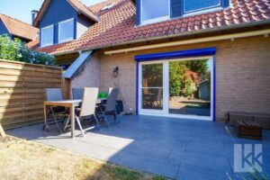 Davor: Die Terrasse mit...