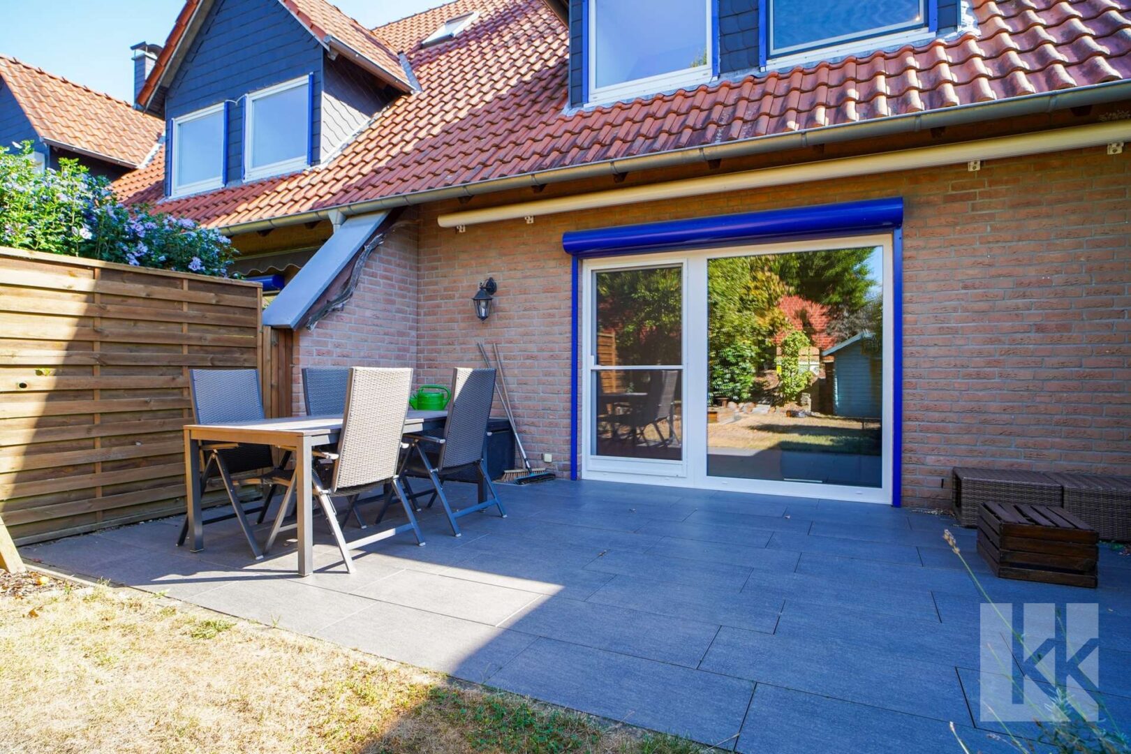 Davor: Die Terrasse mit...