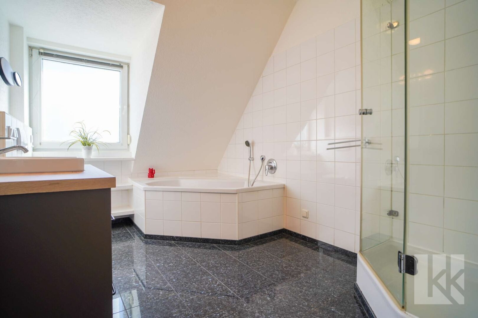 ...Badewanne und Dusche