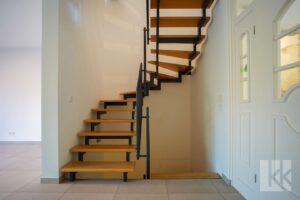 Eine elegante Treppe führt ins Obergeschoss