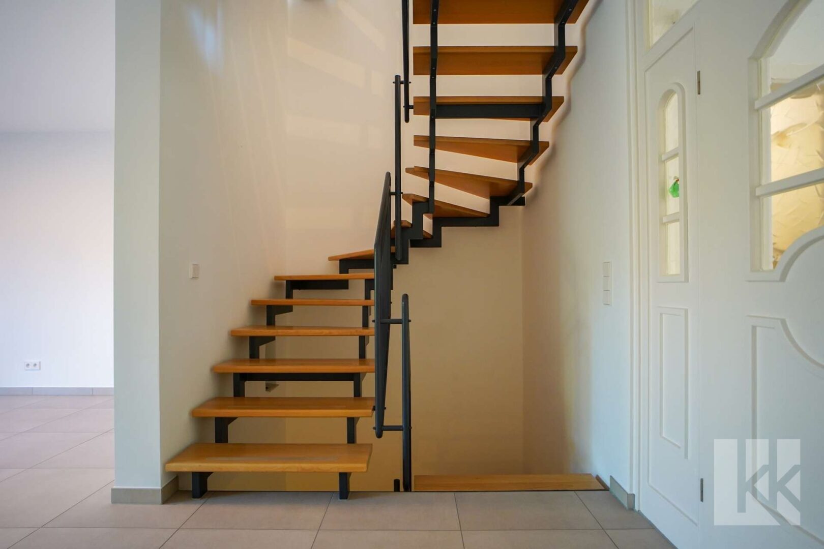 Eine elegante Treppe führt ins Obergeschoss