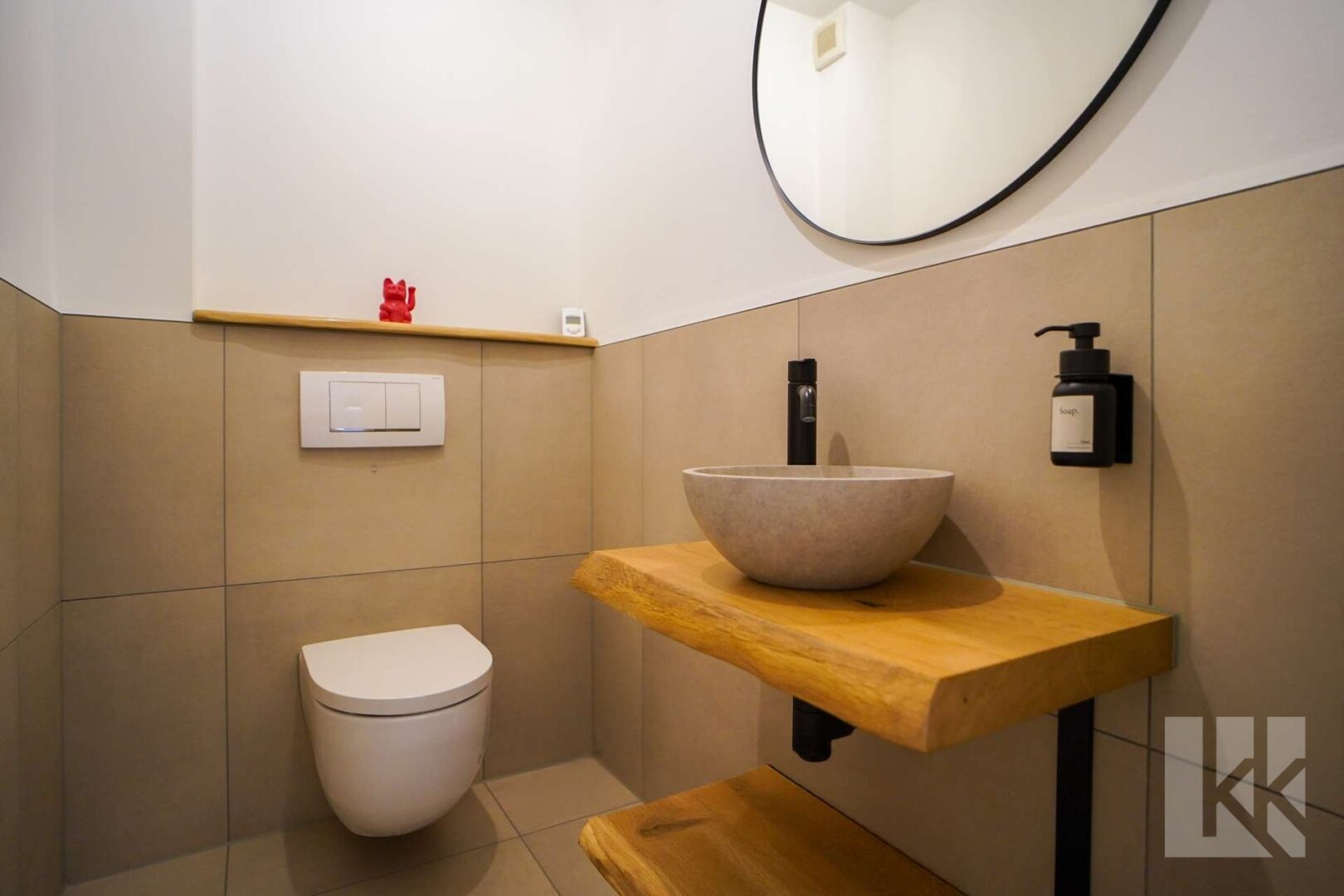 ...das Gäste-WC im Eingangsbereich