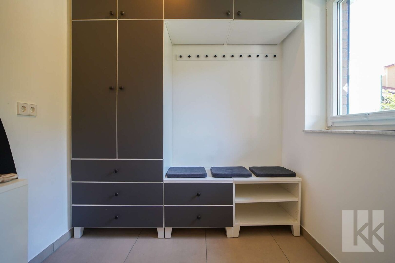 Praktisch: Die separate Garderobe und...