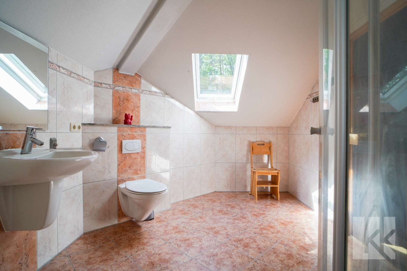 Das Badezimmer im OG mit...