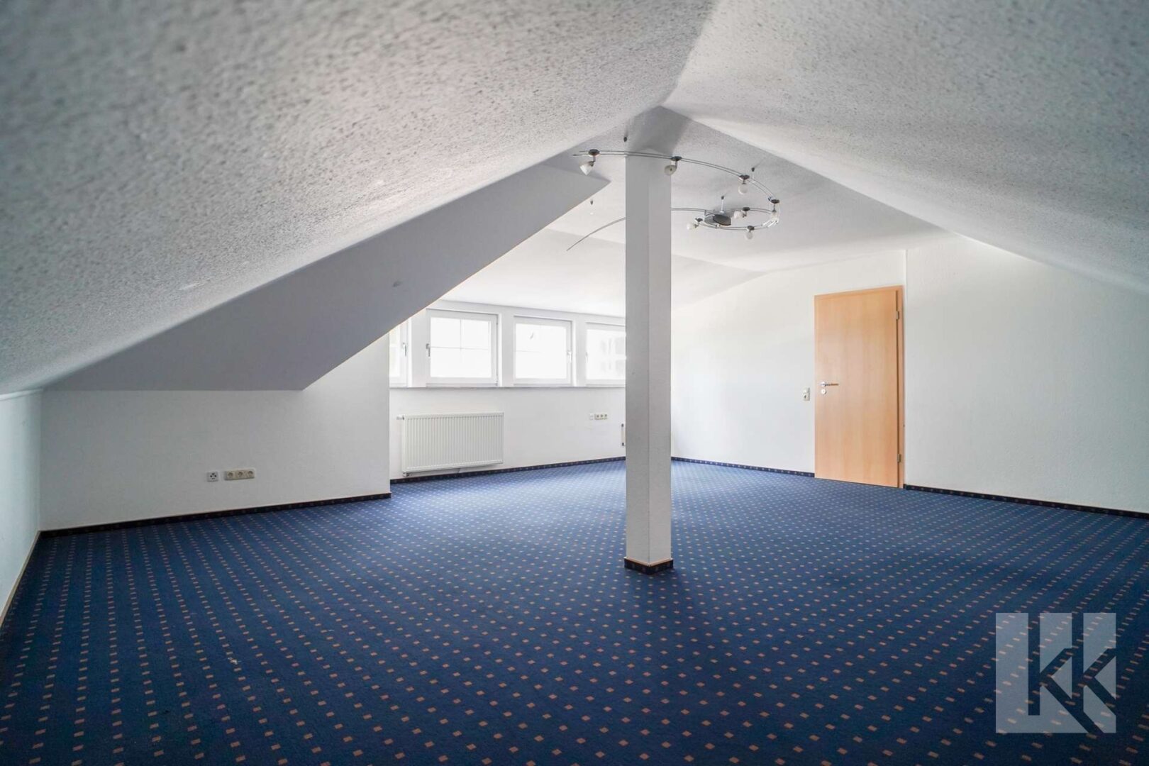 Ein weiteres großes, helles Zimmer