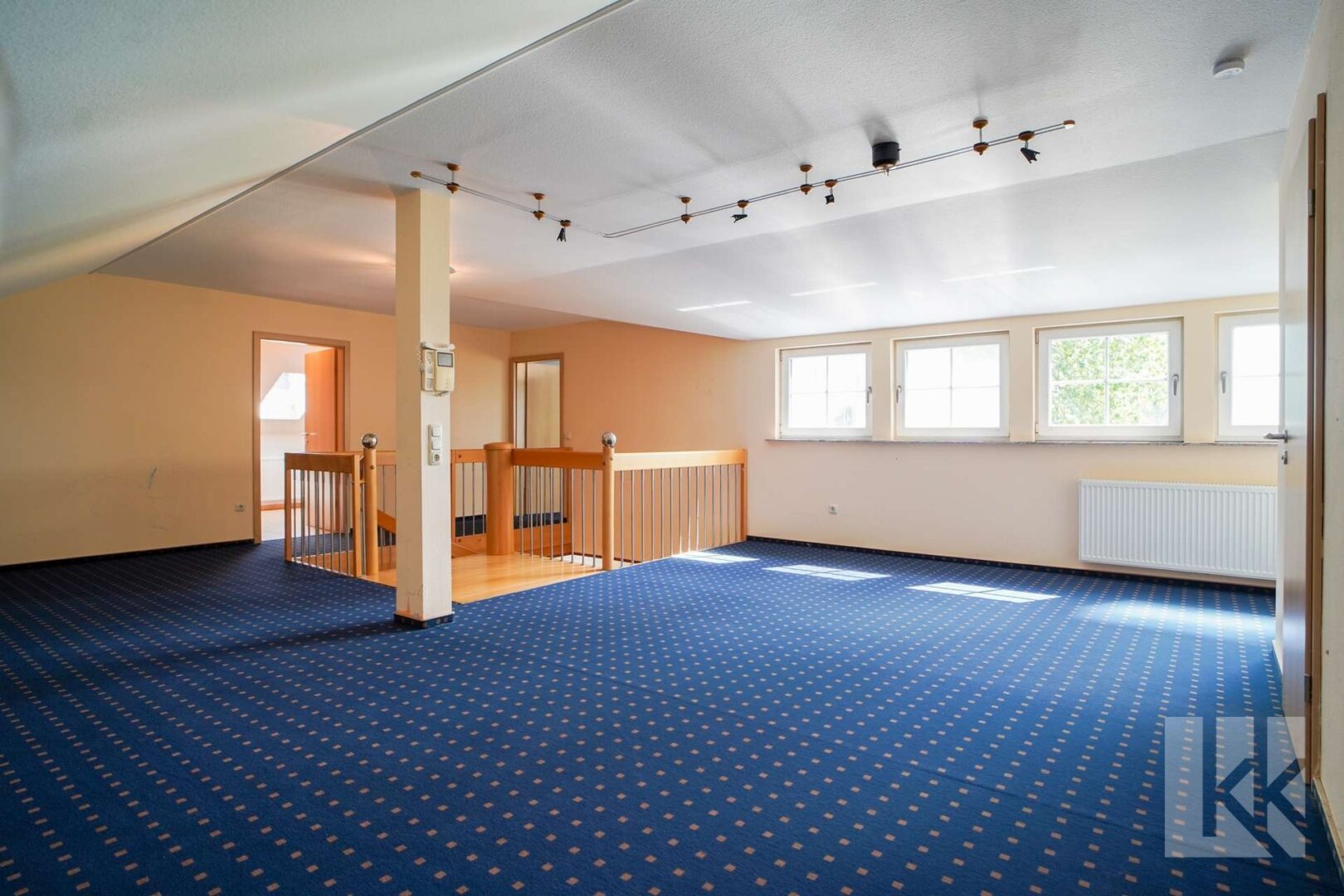 Im Obergeschoss befindet sich eine großzügige Galerie