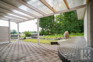 Davor: Die große, überdachte Terrasse