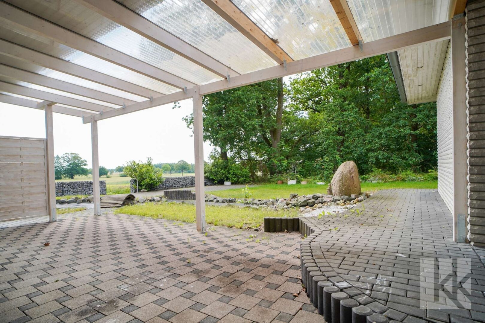 Davor: Die große, überdachte Terrasse