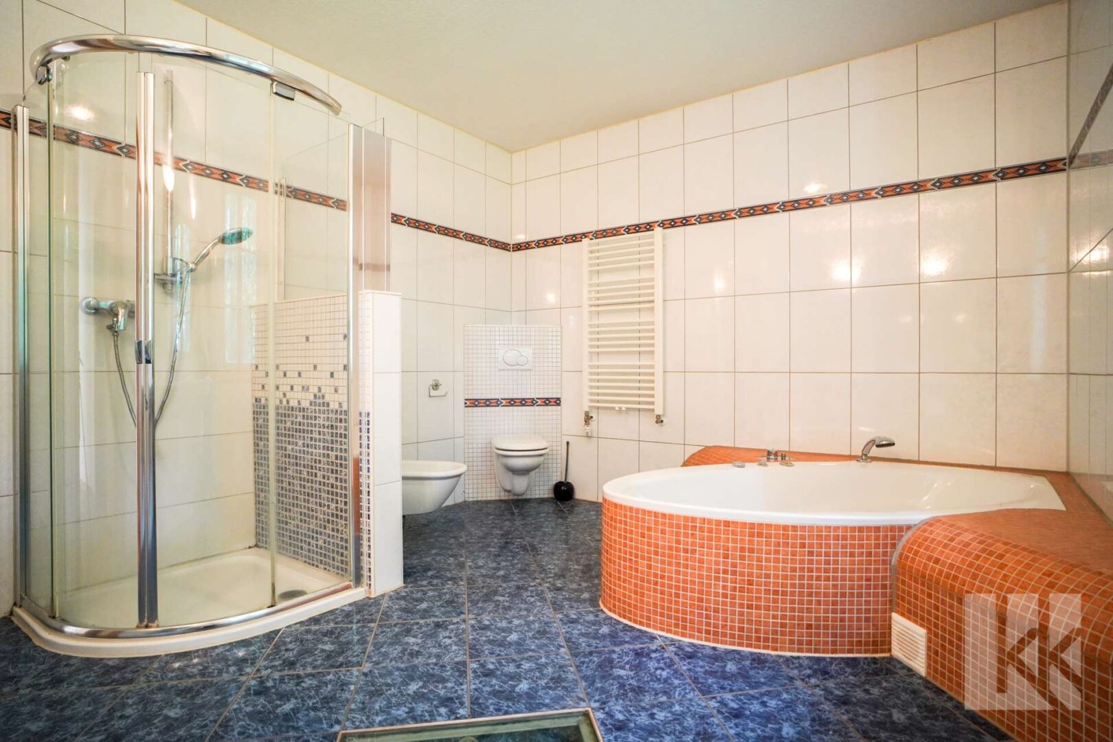 ...Whirlpoolbadewanne und Dusche