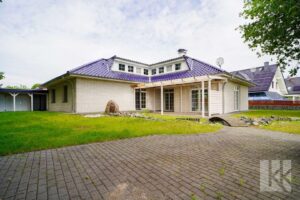 Ein gepflegter Garten hinter dem Haus und...