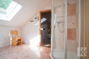 ...zweiter Dusche sowie...