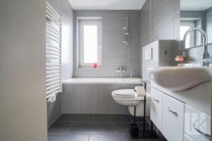Das Badezimmer ebenso mit Frischluft und Badewanne