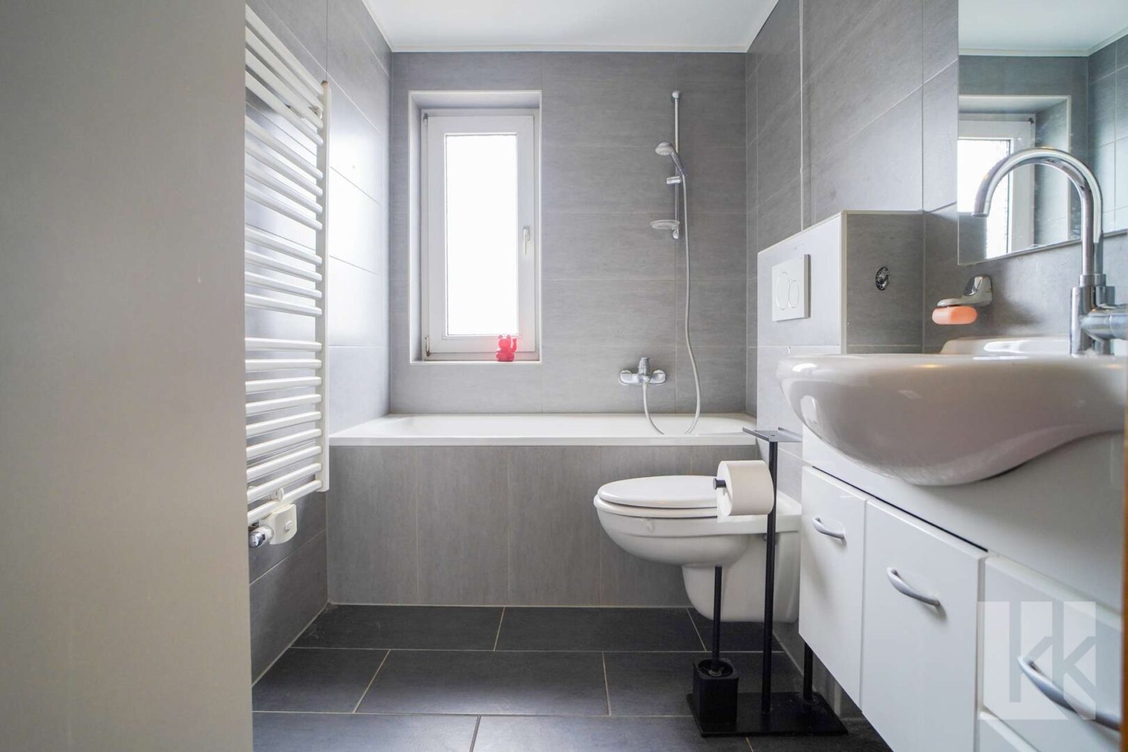 Das Badezimmer ebenso mit Frischluft und Badewanne