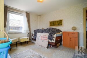 Im Erdgeschoss befinden sich zwei Zimmer...