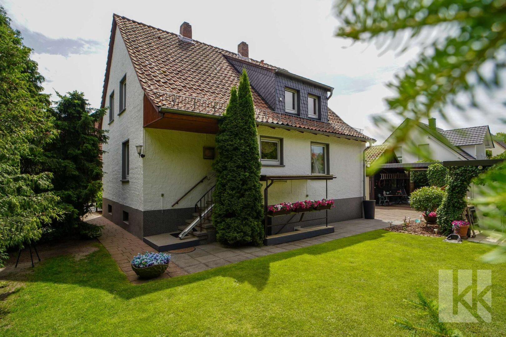 Hinter dem Haus befindet sich...