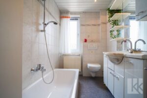 ...Tageslicht und Badewanne
