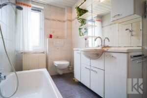 Außerdem: Ein Badezimmer mit...