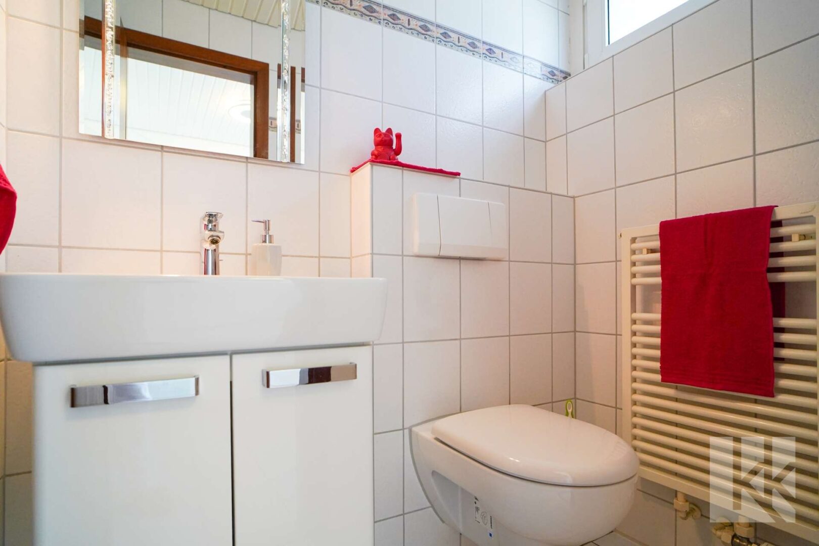 Hier befinden sich ein praktisches Gäste-WC,...