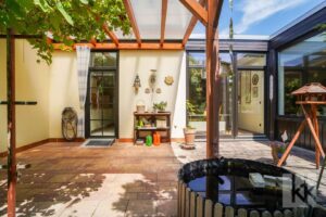 Davor: Die überwiegend überdachte Terrasse mit...