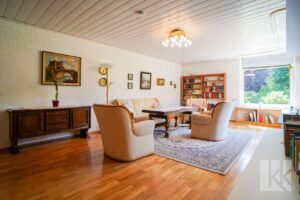 Außerdem auf dieser Etage: Das großzügige Wohnzimmer mit...