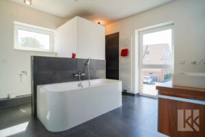 Das Badezimmer mit Tageslicht, Badewanne und...