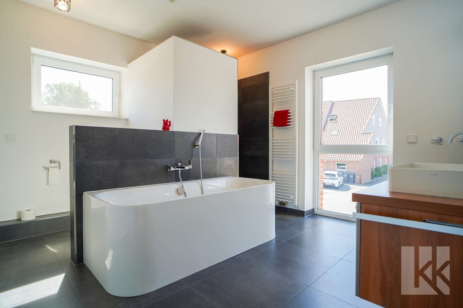 Das Badezimmer mit Tageslicht, Badewanne und...