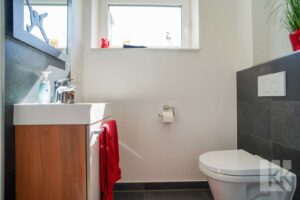 Praktisch: Das Gäste-WC mit Frischluft im Eingangsbereich sowie