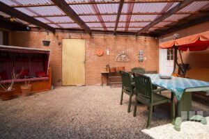 Davor: Die überdachte Terrasse