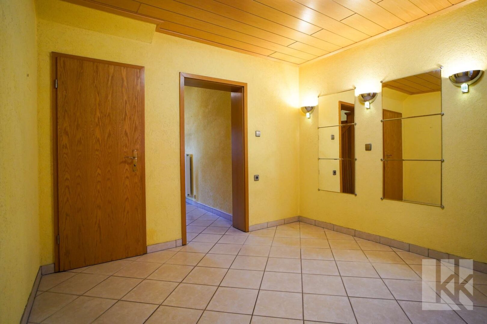 ...in das Foyer, von dem aus man die Räume erreicht