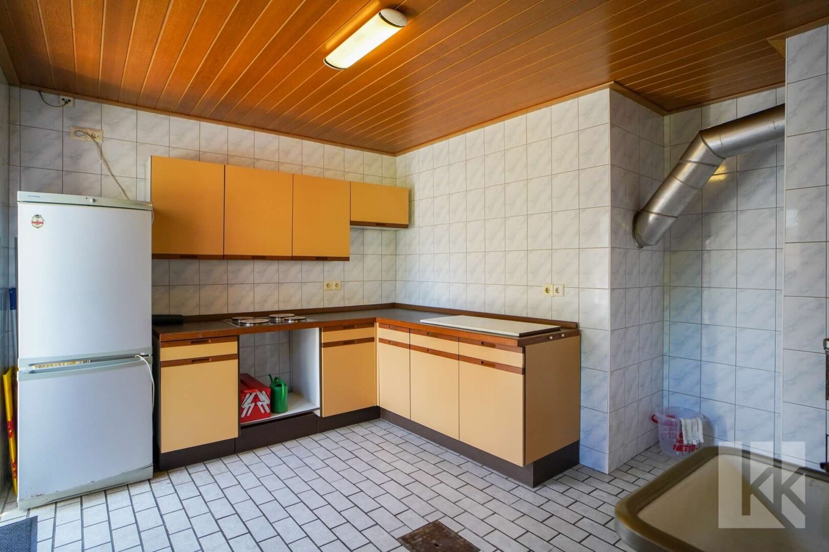 Dahinter: Die praktische Speisekammer