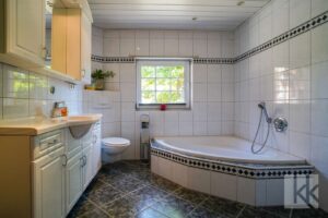 Das Badezimmer im Erdgeschoss mit Tageslicht, ...