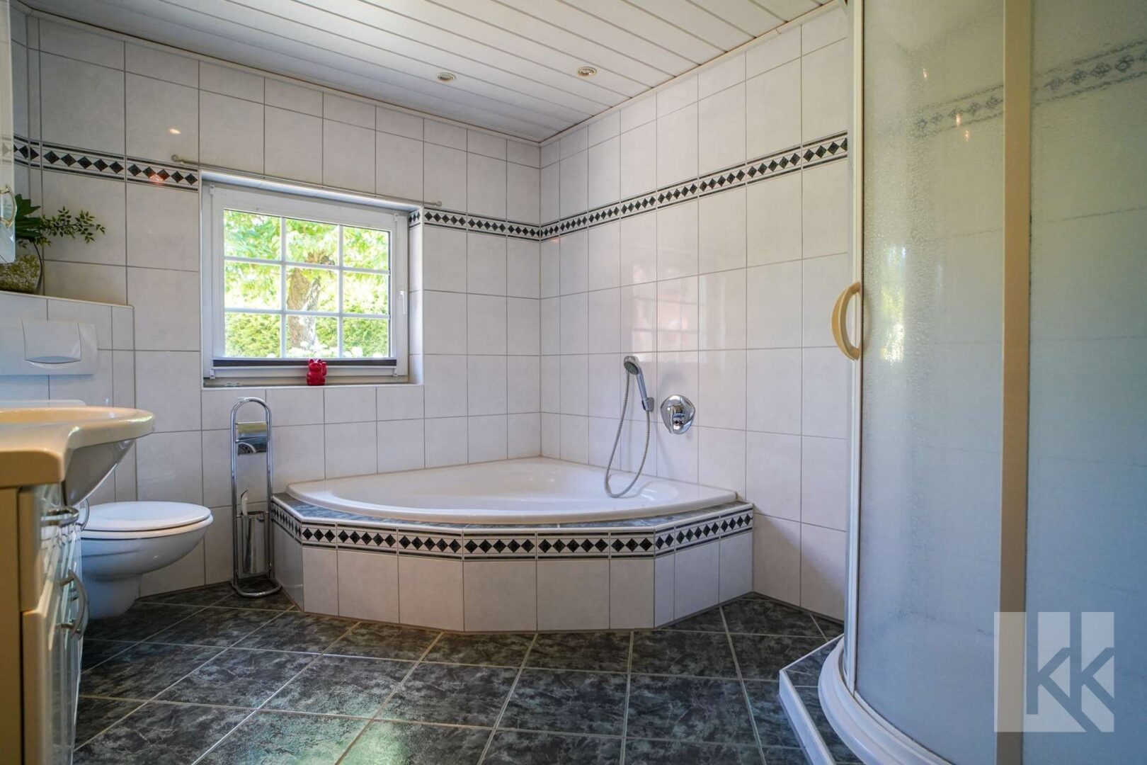 ...Eckbadewanne und Dusche