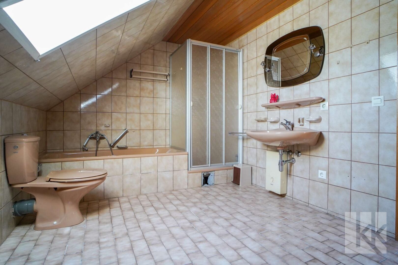 ...ein Badezimmer mit Tageslicht und Dusche