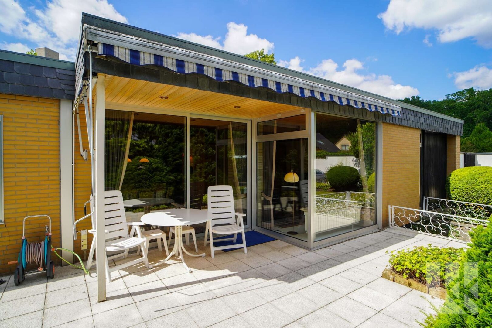 Davor: Die teilüberdachte Terrasse mit...