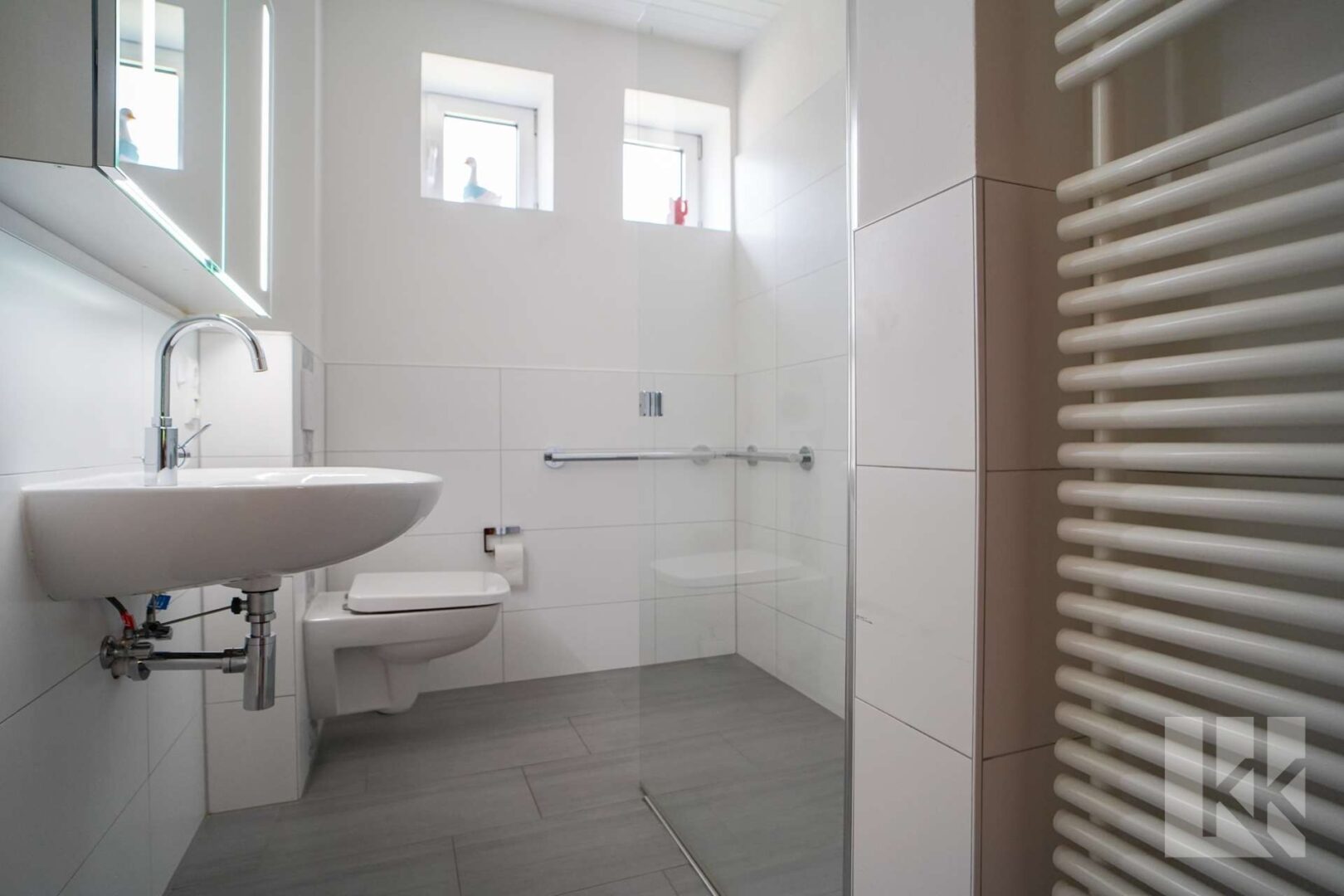 Hier befindet sich das Hauptbad mit Tageslicht und Dusche