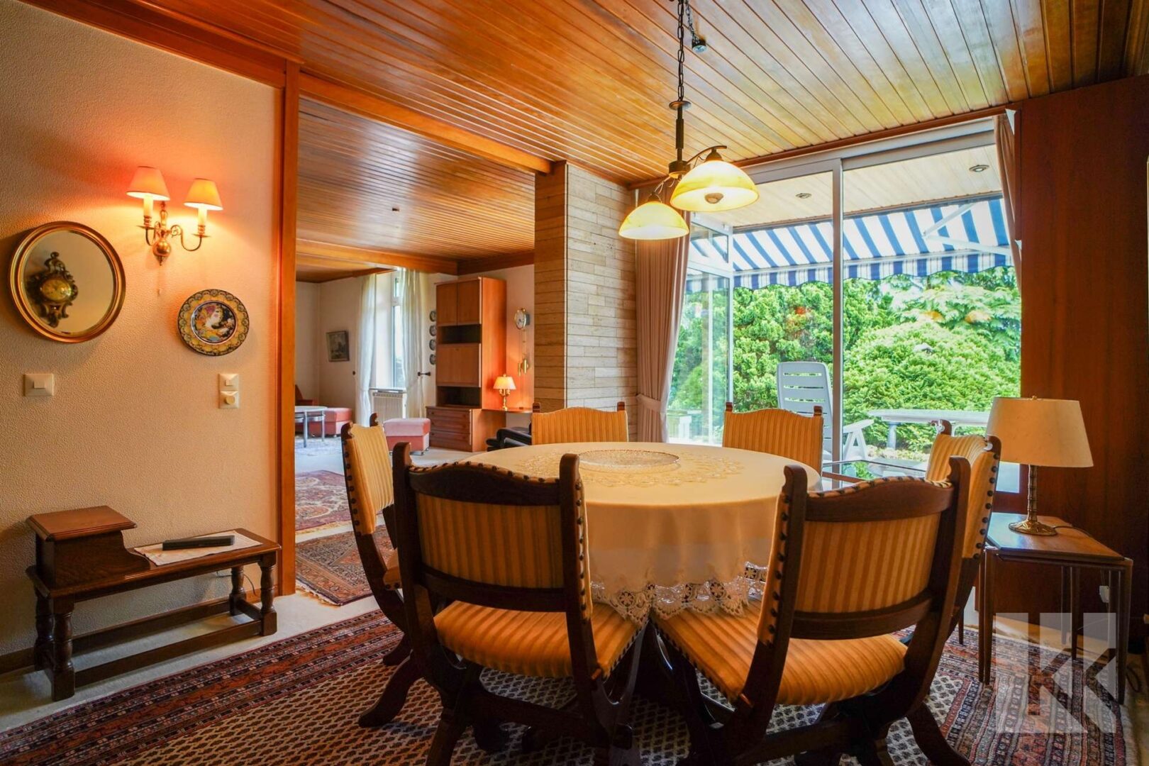 ...öffnet sich Richtung...