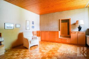 Das Elternschlafzimmer mit viel Platz für Schränke und...