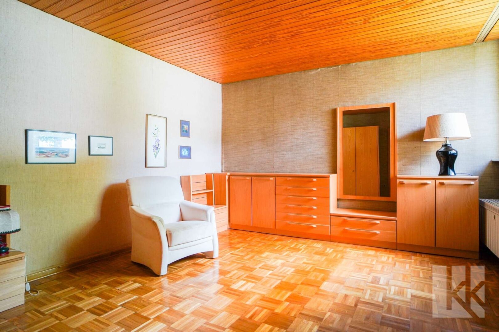 Das Elternschlafzimmer mit viel Platz für Schränke und...