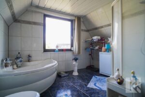 ...Eckbadewanne und Dusche