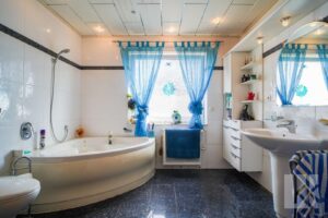 Das Badezimmer mit Tageslicht und Eckbadewanne